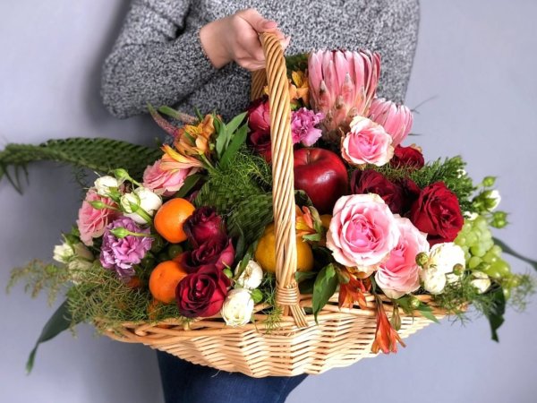Корзинка с фруктами и цветами