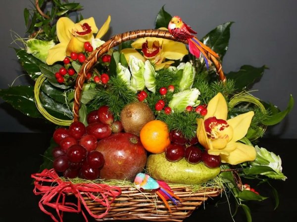 Осенняя корзинка с фруктами