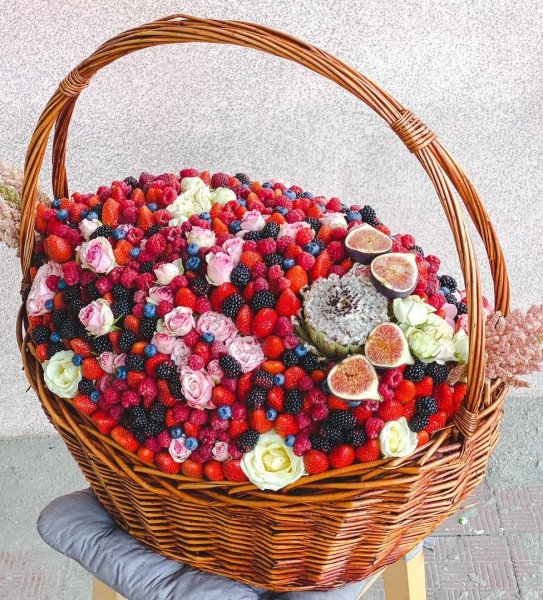 Корзина с фруктами и цветами
