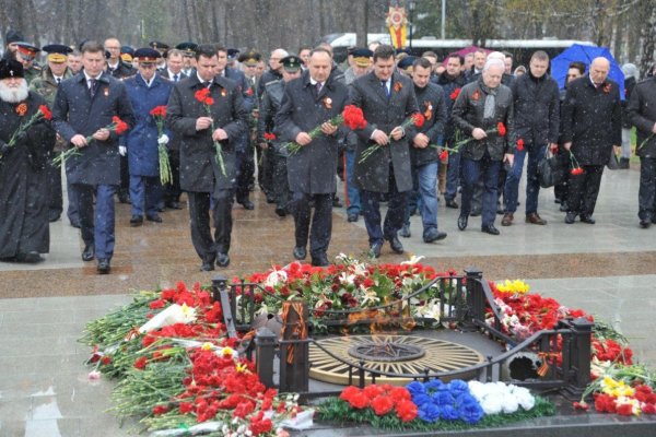 Ветераны у памятника на Мамаевом Кургане