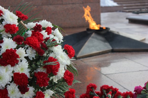 Цветы к памятникам воинам