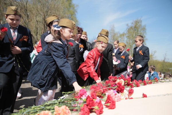 Возложение цветов к памятнику
