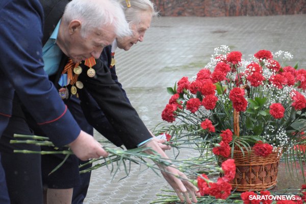 9 Мая возложение цветов к памятнику