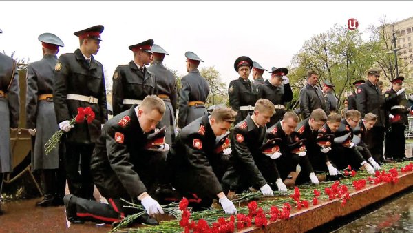 Вечный огонь возложение цветов неизвестному солдату