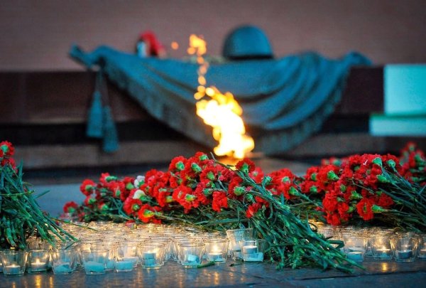 Ветеран с внуком у вечного огня