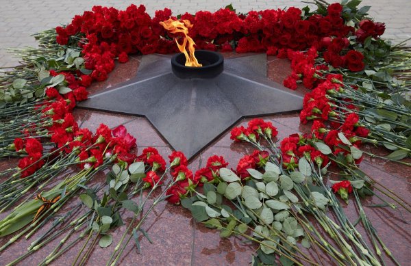Люди у памятника неизвестному солдату в Москве