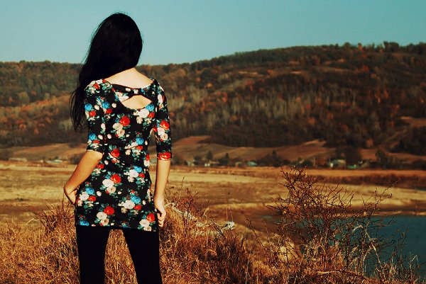 Брюнетка с длинными волосами с цветами