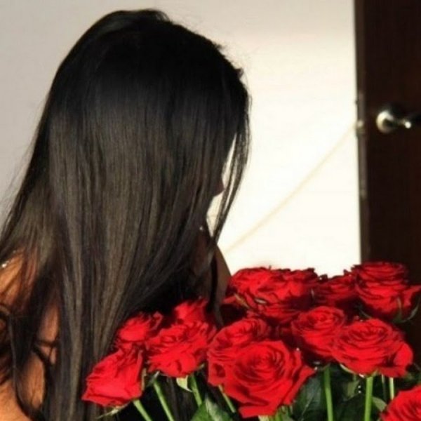 Брюнетка с цветами со спины (67 фото) | Love rose flower, Flower girl photos, Flowers wine