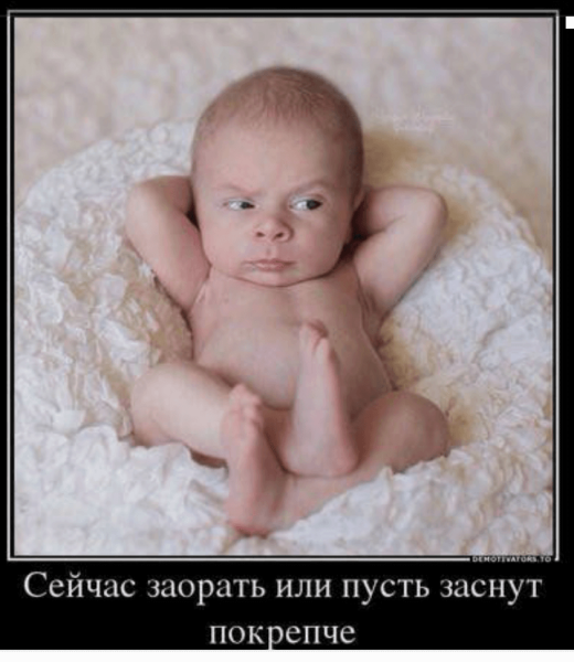 Красивые дети в шляпах с надписями
