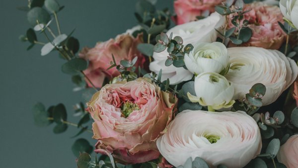 Цветы лежат