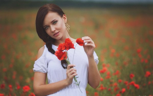 Ангелина Петрова в белом платье
