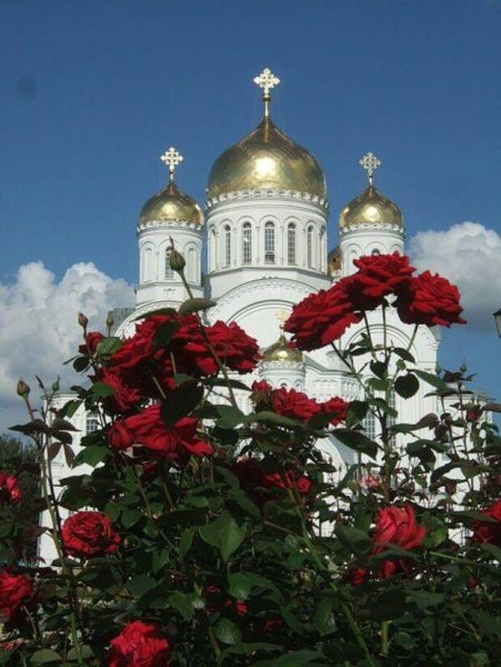 Храм красивый с цветами православный