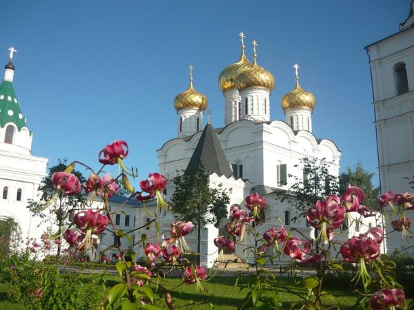 Церковь в цветах