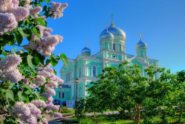 Цветы в храме
