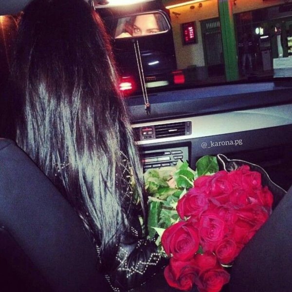 Брюнетка с длинными волосами с цветами