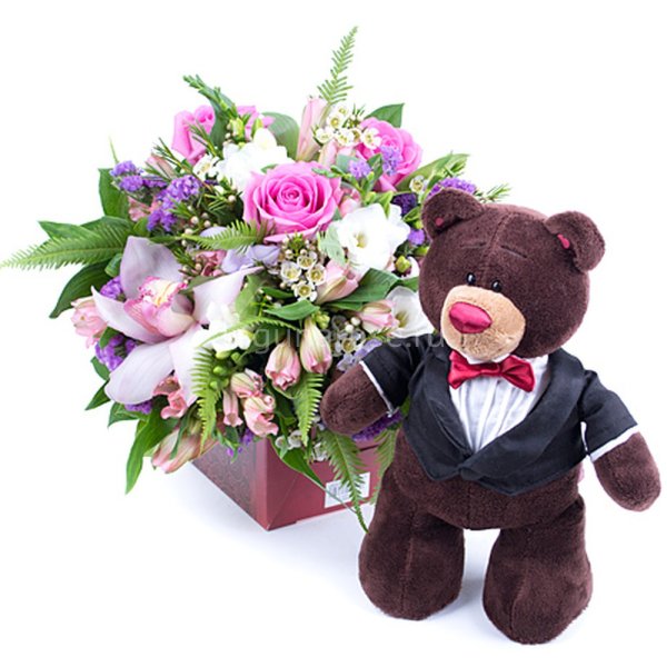 Мишка с букетом цветов