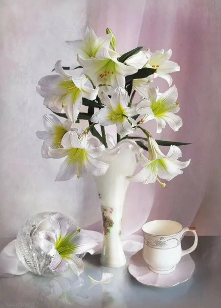 Белые лилии в вазе