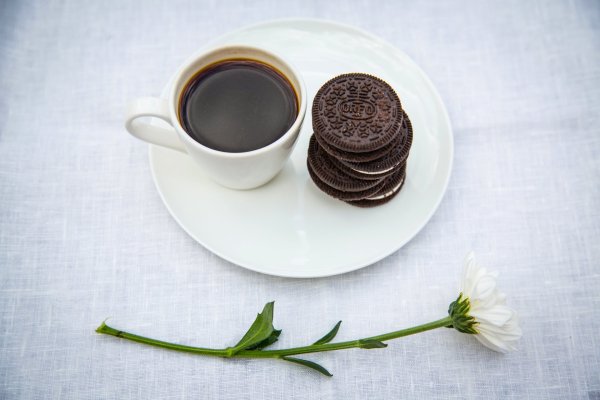 Чашка чая и пирожное