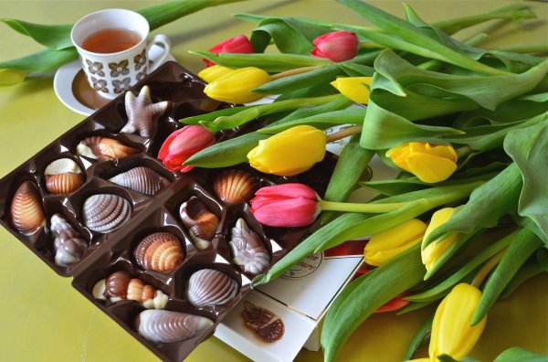 Красивые пирожные и кофе