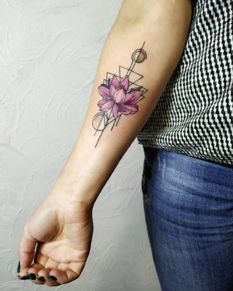 Татуировки на руке розы для девушек (69 фото)