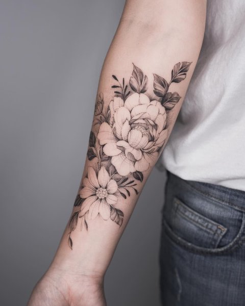 Рука держит цветок розы и стиль татуировки руки | Премиум векторы