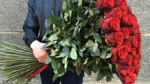 Огромный букет в руках