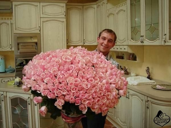 Мужчина дарит цветы женщине