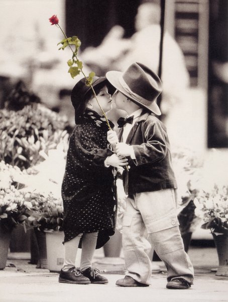 Мальчик дарит девочке цветы