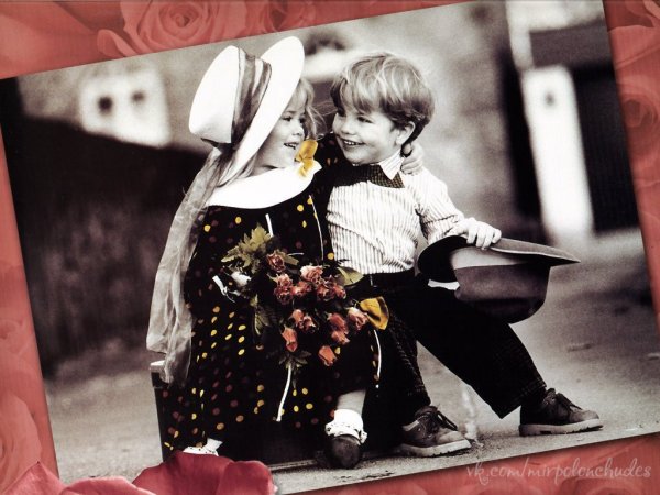 Маленький мальчик дарит цветы