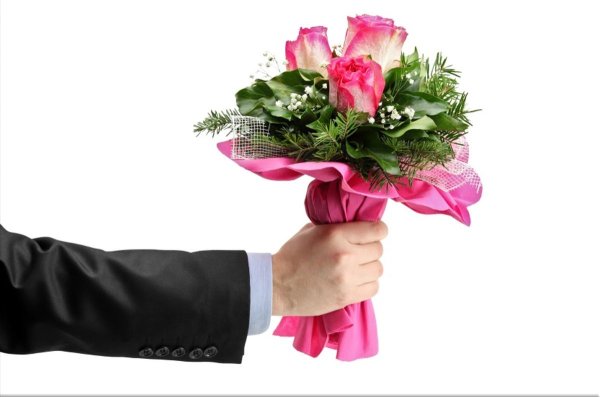 Вытянутая рука с букетом