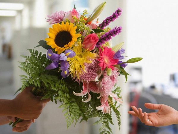 Букет цветов в мужских руках