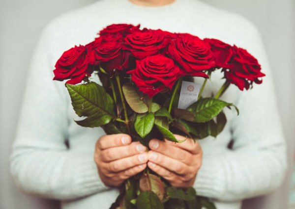 Врач с цветами