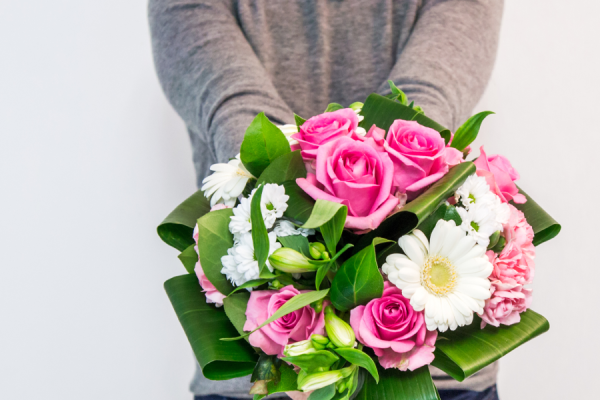 Роза в мужской руке