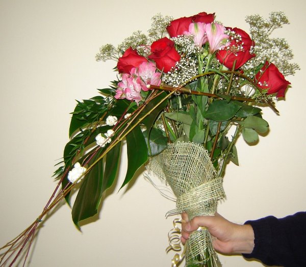 Букет в руках мужчины