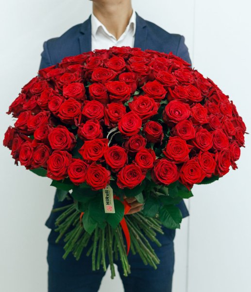 Парень дарит цветы