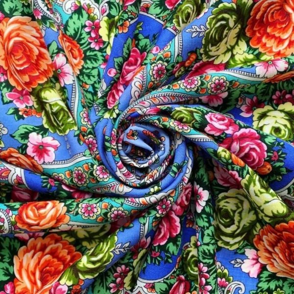 Белый платок с цветами