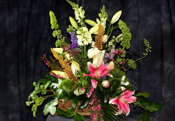 Каскадные букеты из живых цветов