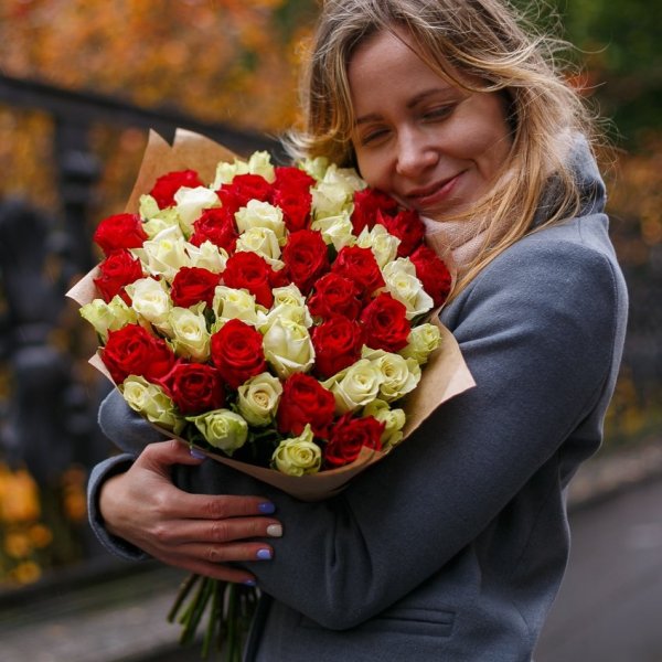 Мужчина дарит цветы