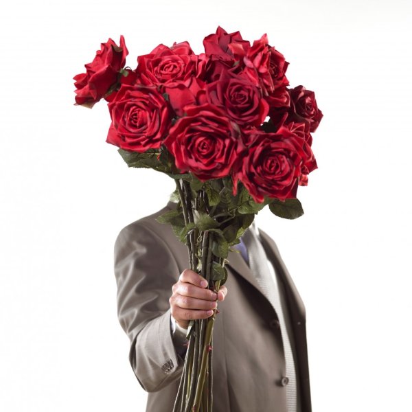 Букет цветов в руках мужчины