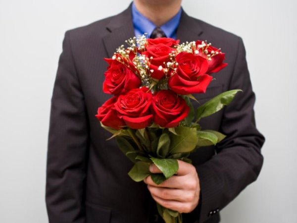 Букет в руках мужчины