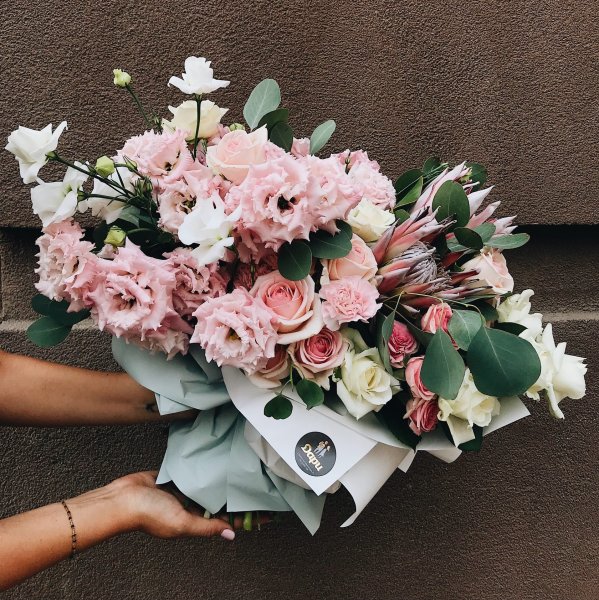 Дарит букет цветов