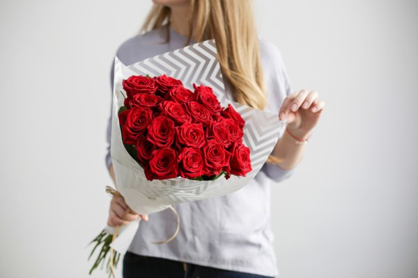 Человек дарит цветы