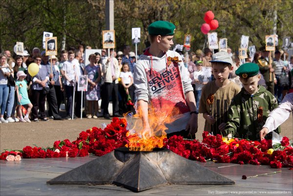 Возложение цветов к Вечному огню
