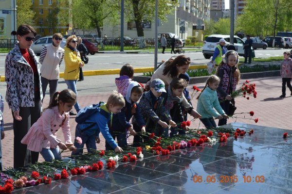 Дети возлагают цветы к Вечному огню
