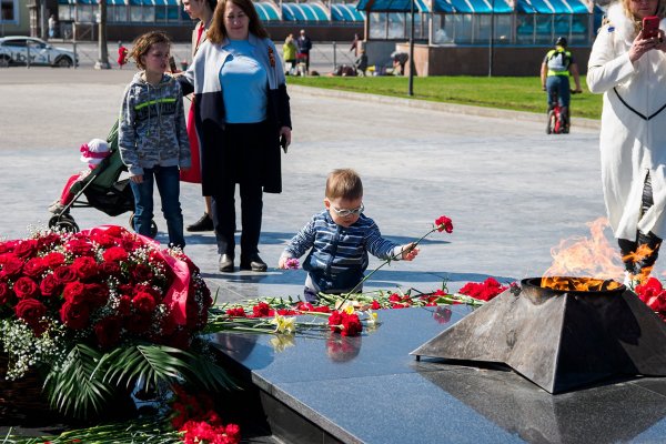 Возложение цветов к Вечному огню