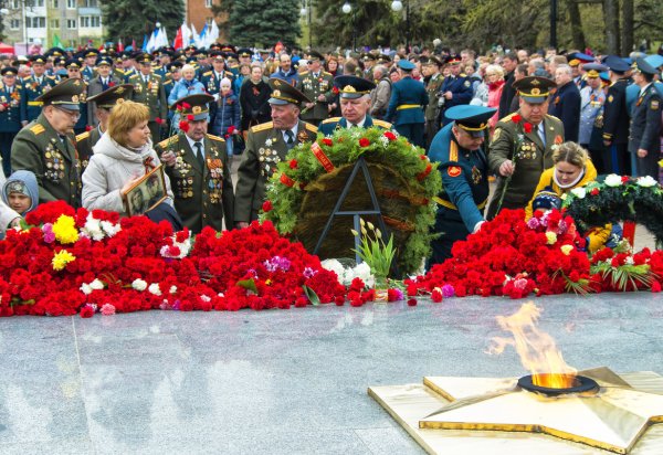 Подношение цветов к Вечному огню