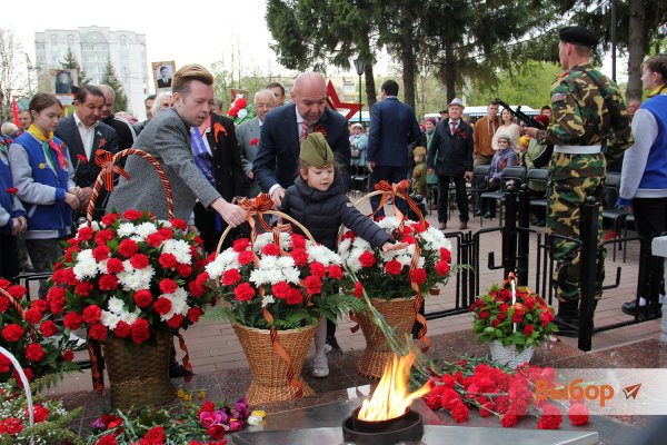 Возложение цветов Дербышки вечный огонь