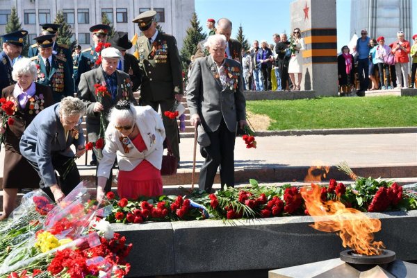 Возложение цветов к обелиску Голышманово