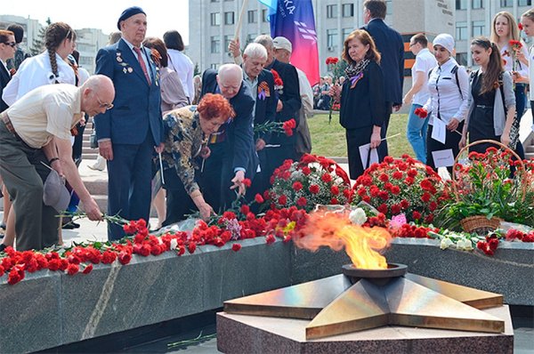 Возложение цветов к Вечному огню