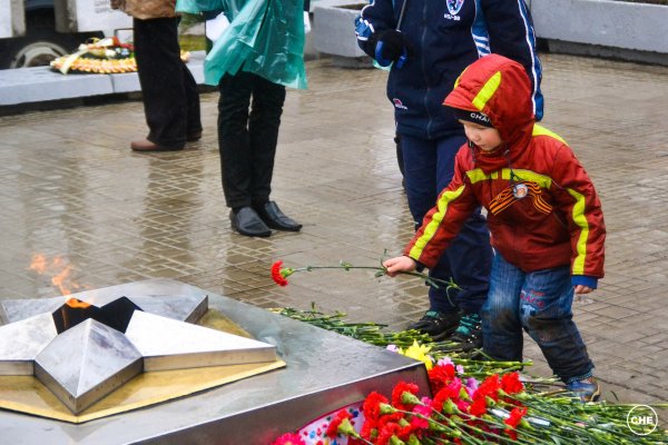 Девочка возлагает цветы